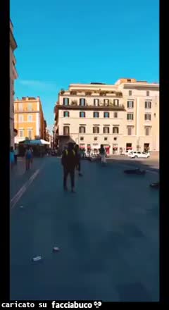 Abbatte diversi scooter parcheggiati, ma viene immediatamente catturata dalla polizia
